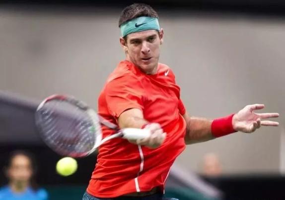 英国女歌手利帕现场观看阿根廷国家德比，并与里克尔梅合影