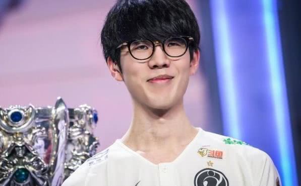 张外龙：向余望是中国足球未来的重要资源，我曾帮他重建信心