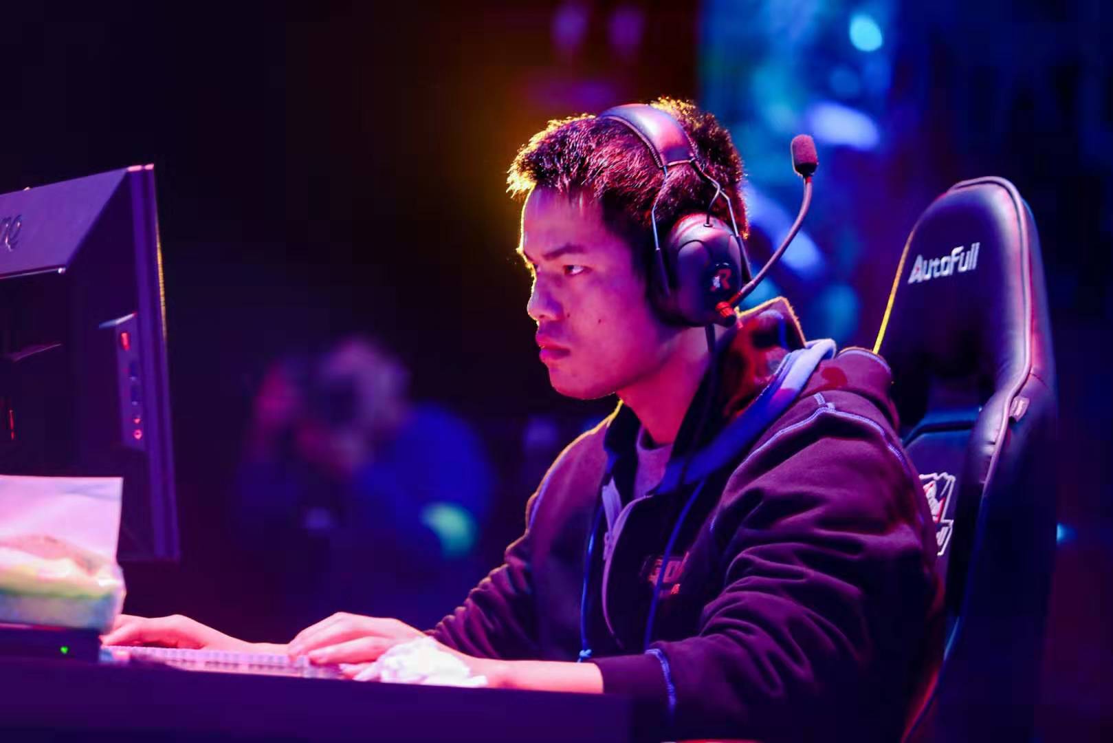 并在随后举 并在随后举